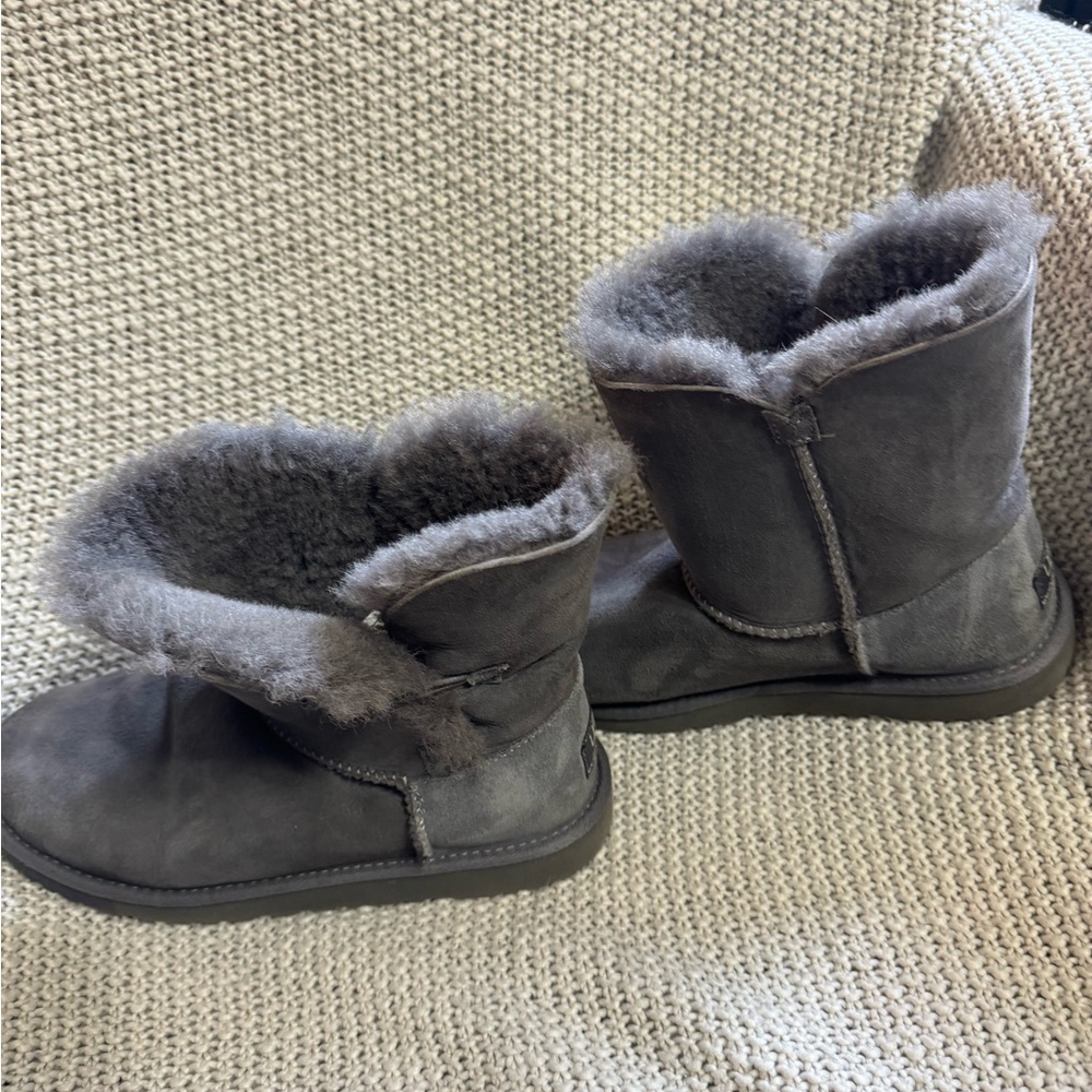 Ugg Short Grey Boots, Size 6‎ - Picture 5 of 6